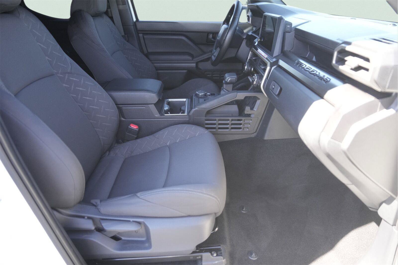 Used 2025 Toyota Tacoma SR5 AWD/4WD image 18