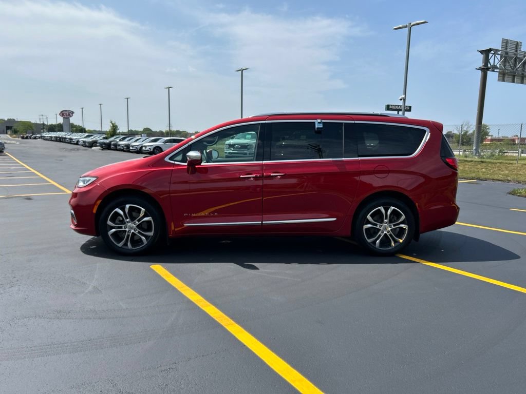 Used 2024 Chrysler Pacifica Pinnacle w/ Trailer Tow Group AWD/4WD image 10