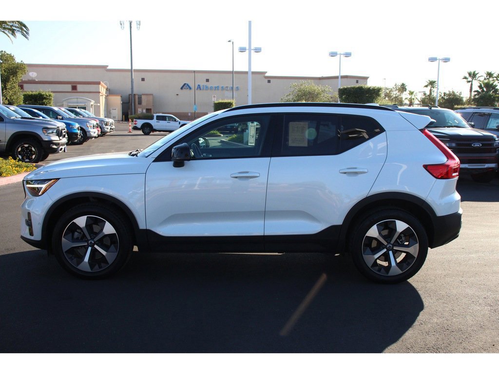 Used 2023 Volvo XC40 B5 Plus w/ Driver Assist Package image 2