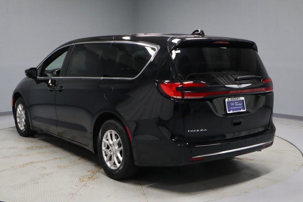 Used 2025 Chrysler Pacifica Select FWD image 8