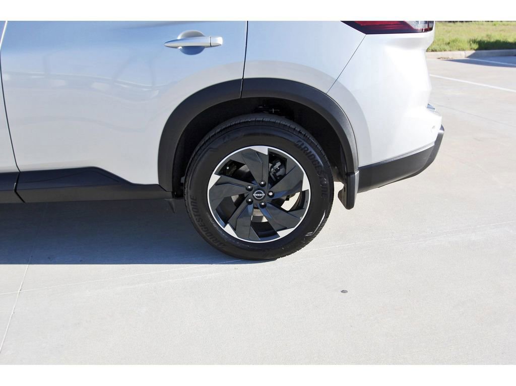 Used 2024 Nissan Rogue SV w/ SV Premium Package image 31