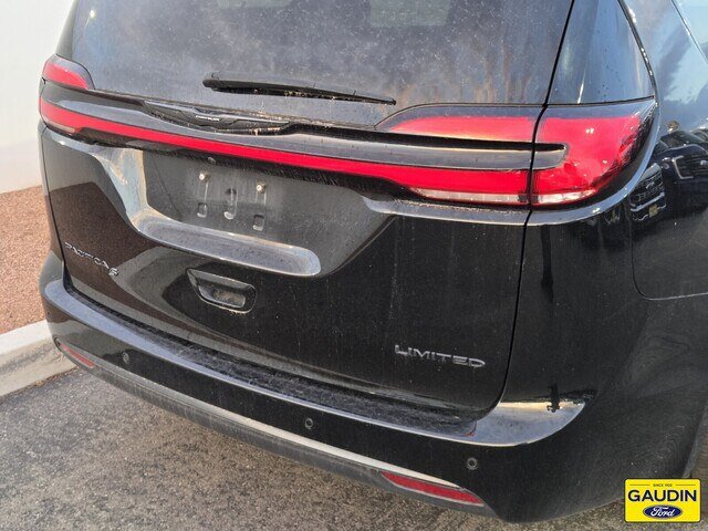 Used 2025 Chrysler Pacifica Limited FWD image 5