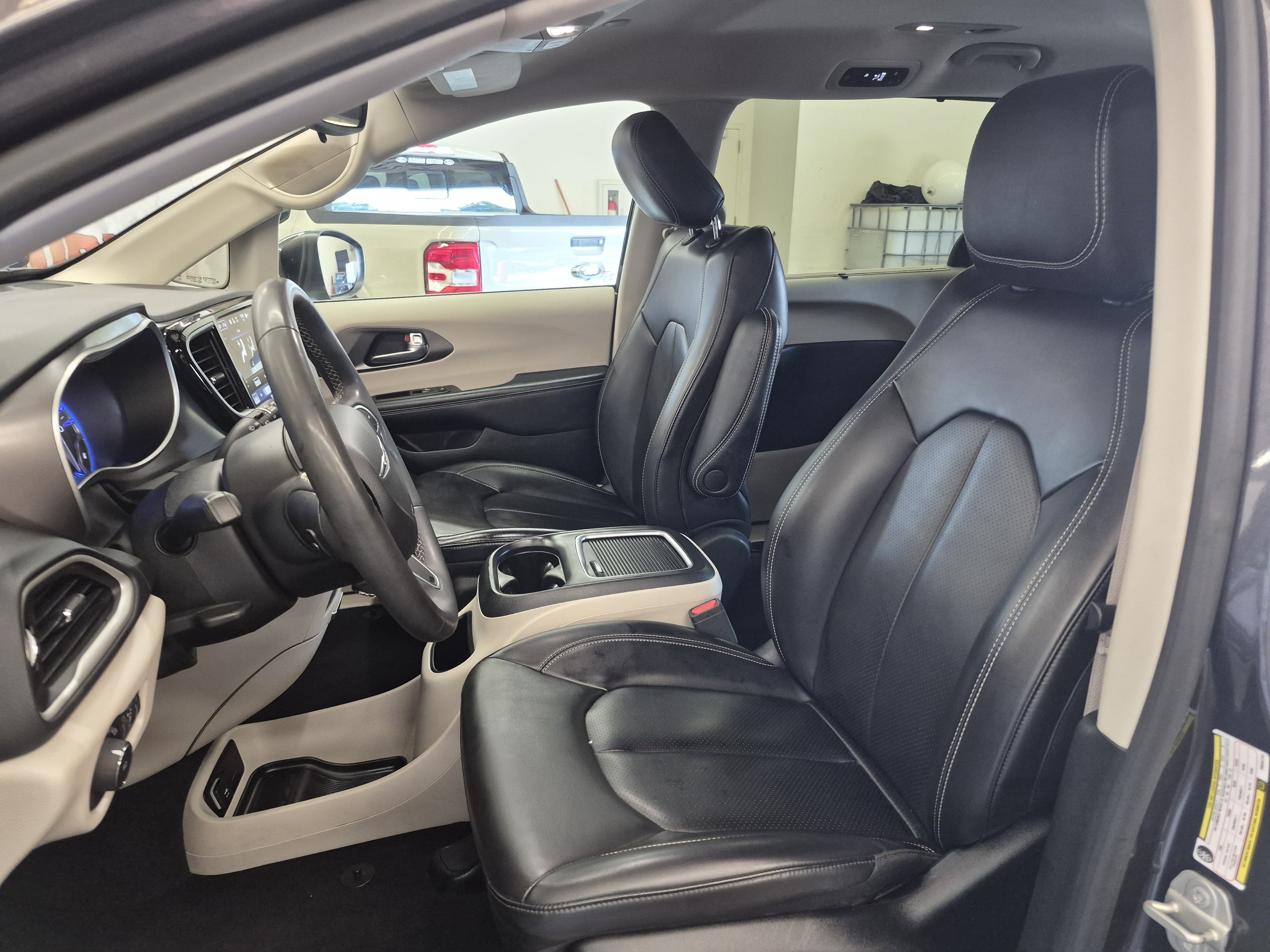 Used 2023 Chrysler Pacifica Touring-L FWD image 10