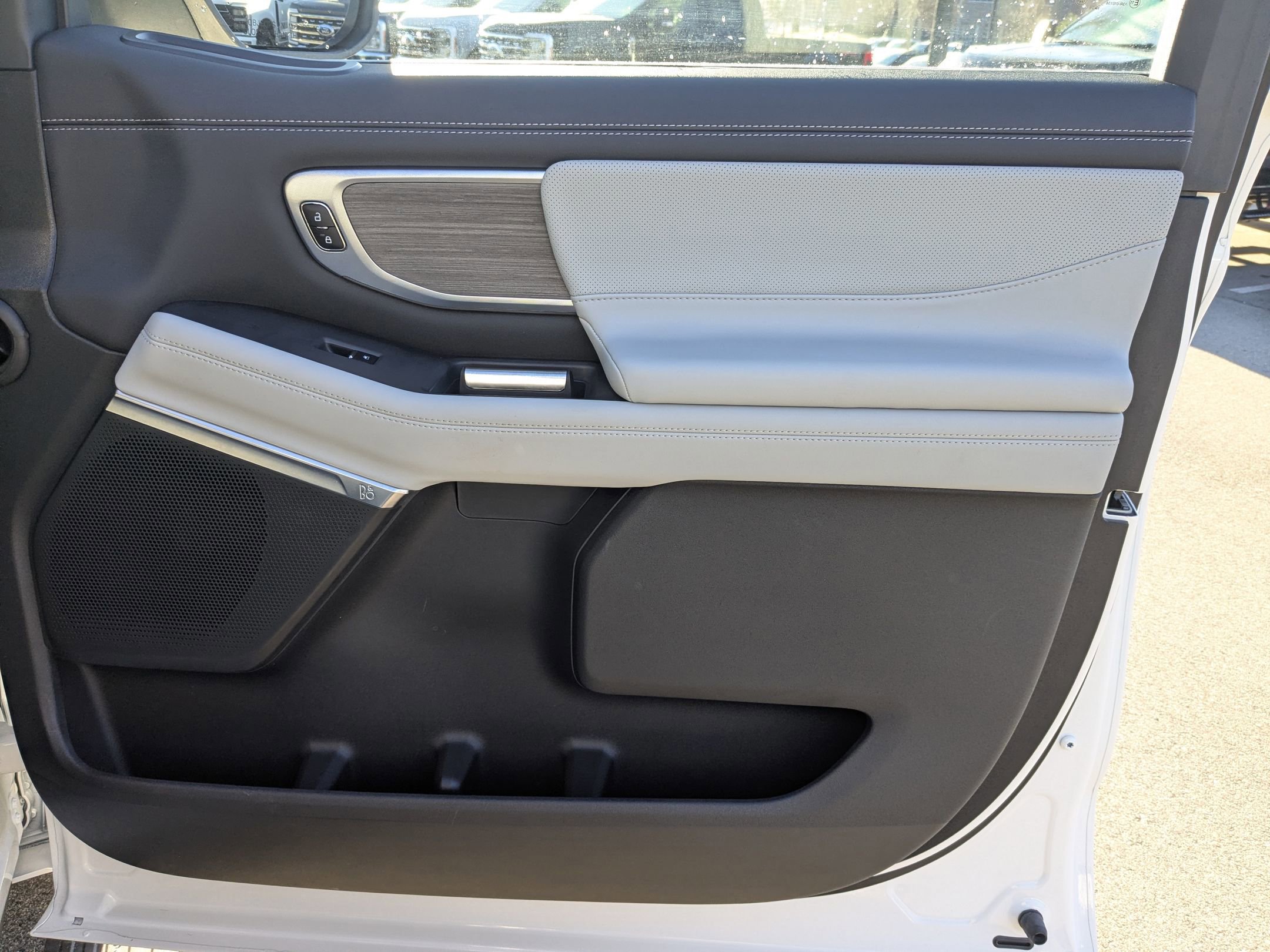 Certified 2025 Ford Expedition Platinum w/ Platinum Ultimate Package image 45