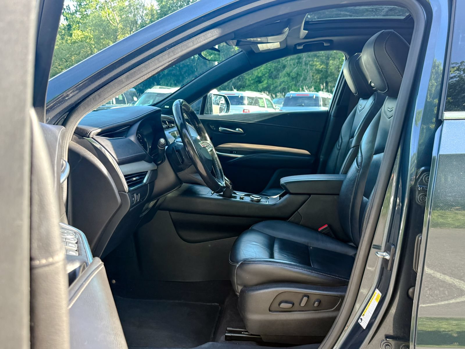 Used 2020 Cadillac XT4 Premium Luxury w/ Cold Weather Package AWD/4WD image 18