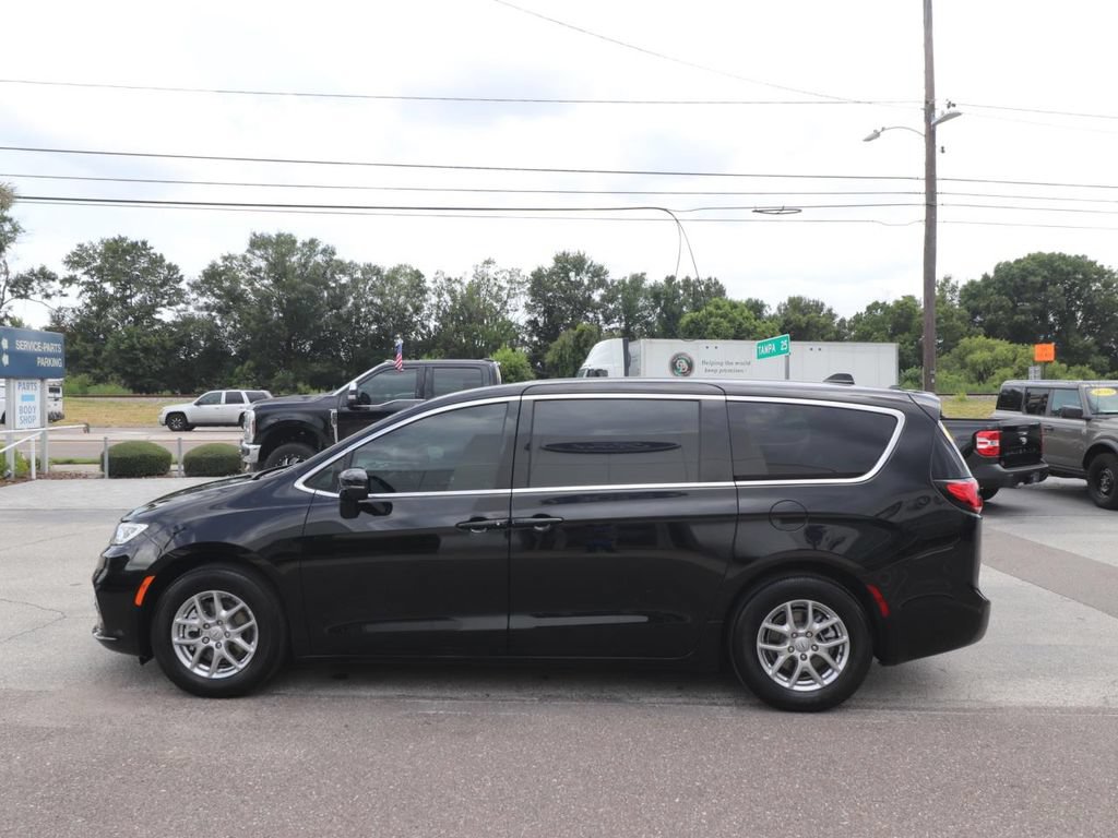 Used 2025 Chrysler Pacifica Select FWD image 5