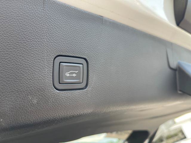 Used 2023 Chevrolet Traverse Premier FWD image 27