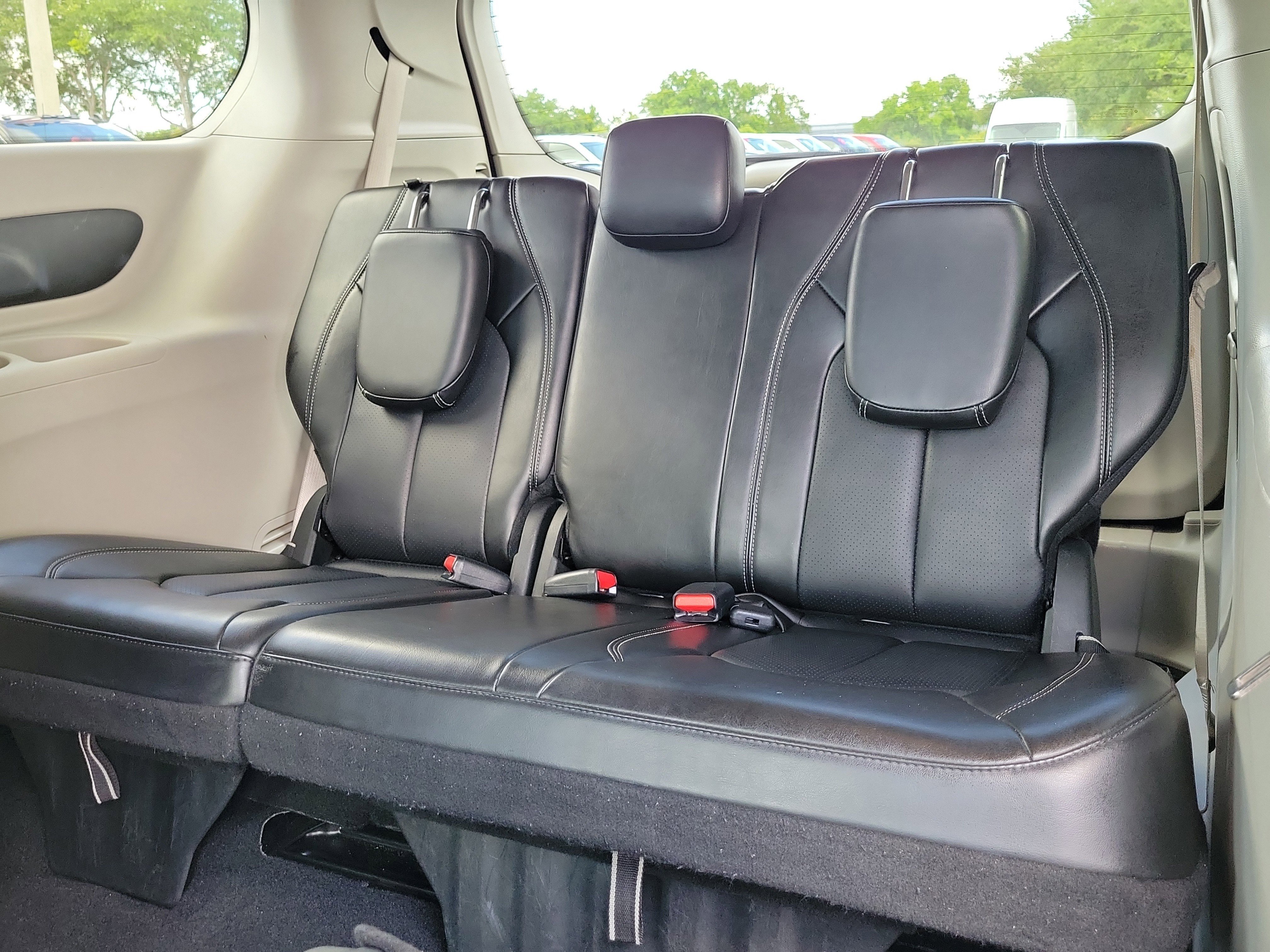 Used 2024 Chrysler Pacifica Touring-L FWD image 11