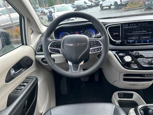 Used 2024 Chrysler Pacifica Touring-L image 8