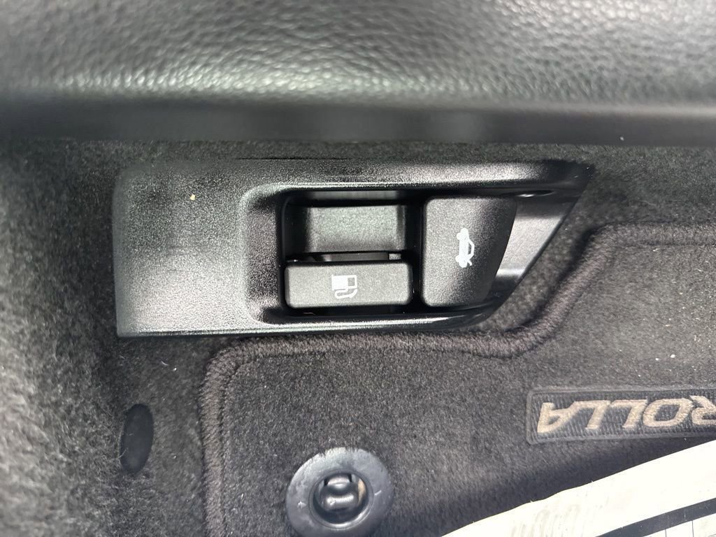 Used 2022 Toyota Corolla LE image 30