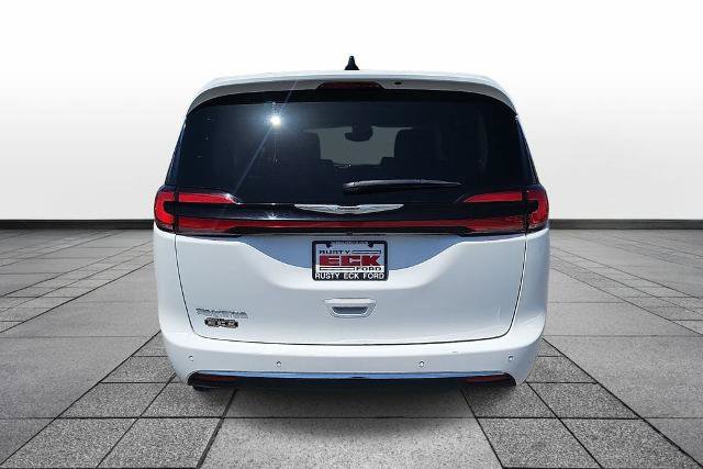 Used 2024 Chrysler Pacifica Touring-L FWD image 6