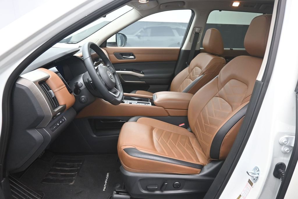 Used 2024 Nissan Pathfinder Platinum FWD image 18