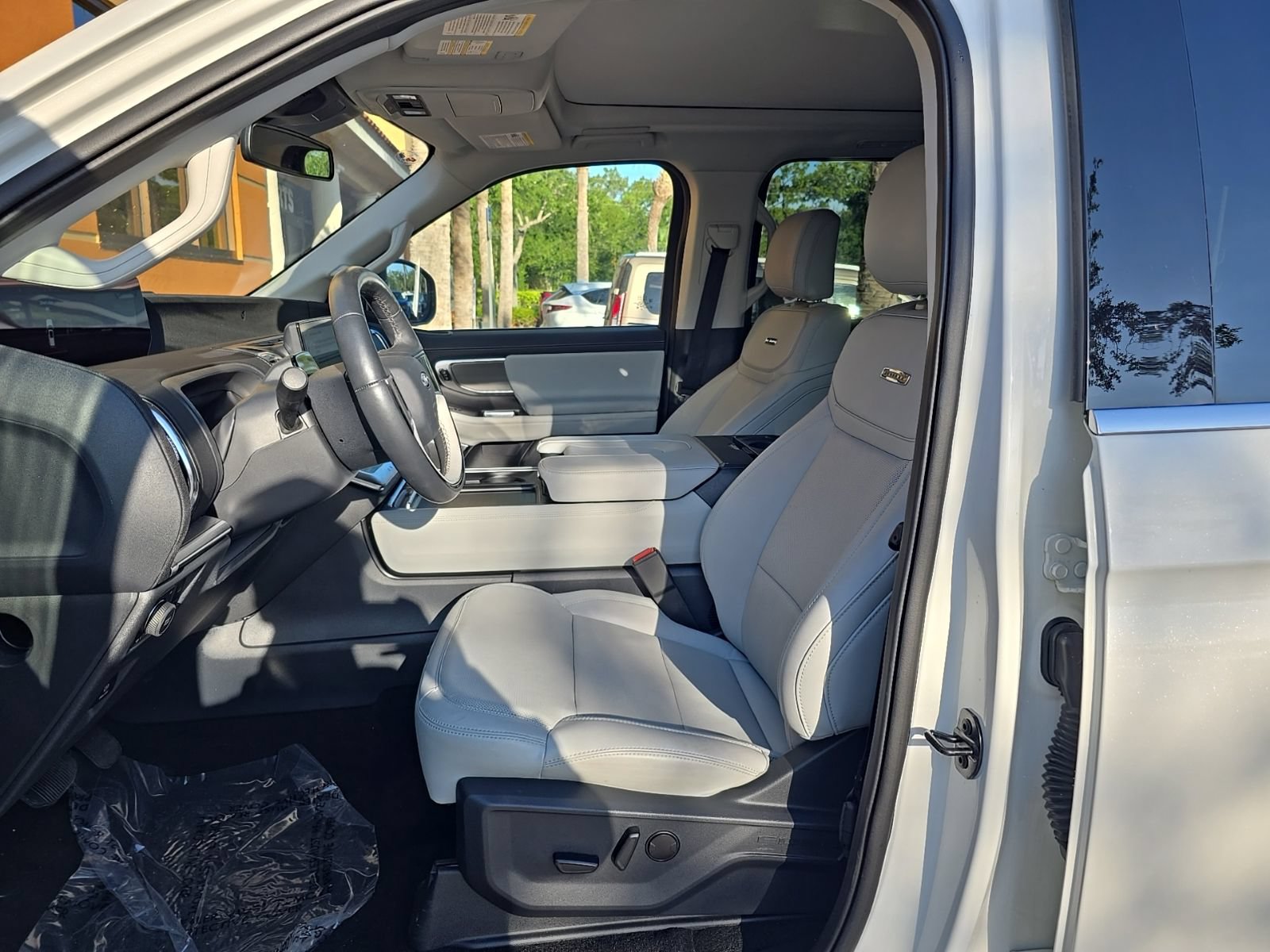 Certified 2025 Ford Expedition Platinum w/ Driver's Package AWD/4WD image 5