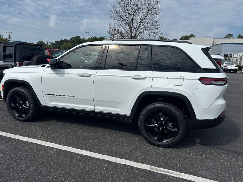 Used 2023 Jeep Grand Cherokee Limited w/ Luxury Tech Group II AWD/4WD image 12