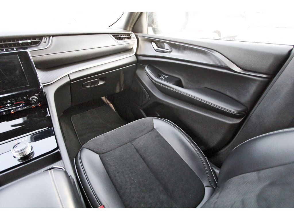 Used 2025 Jeep Grand Cherokee Altitude RWD image 14