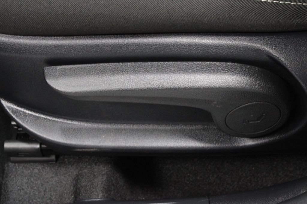 Used 2025 Hyundai Venue SEL FWD image 24