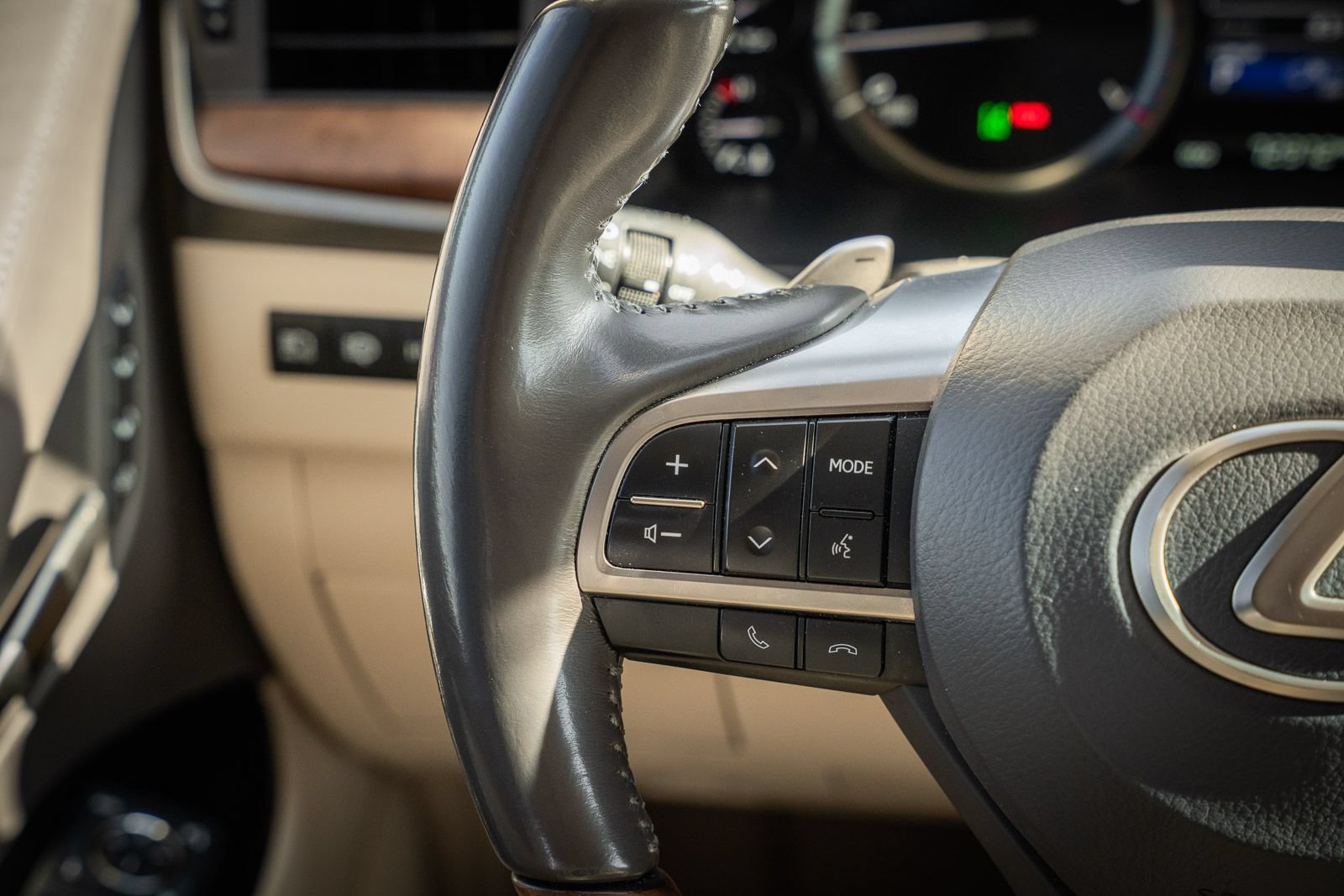 Used 2020 Lexus LX 570 4WD w/ Luxury Package image 38
