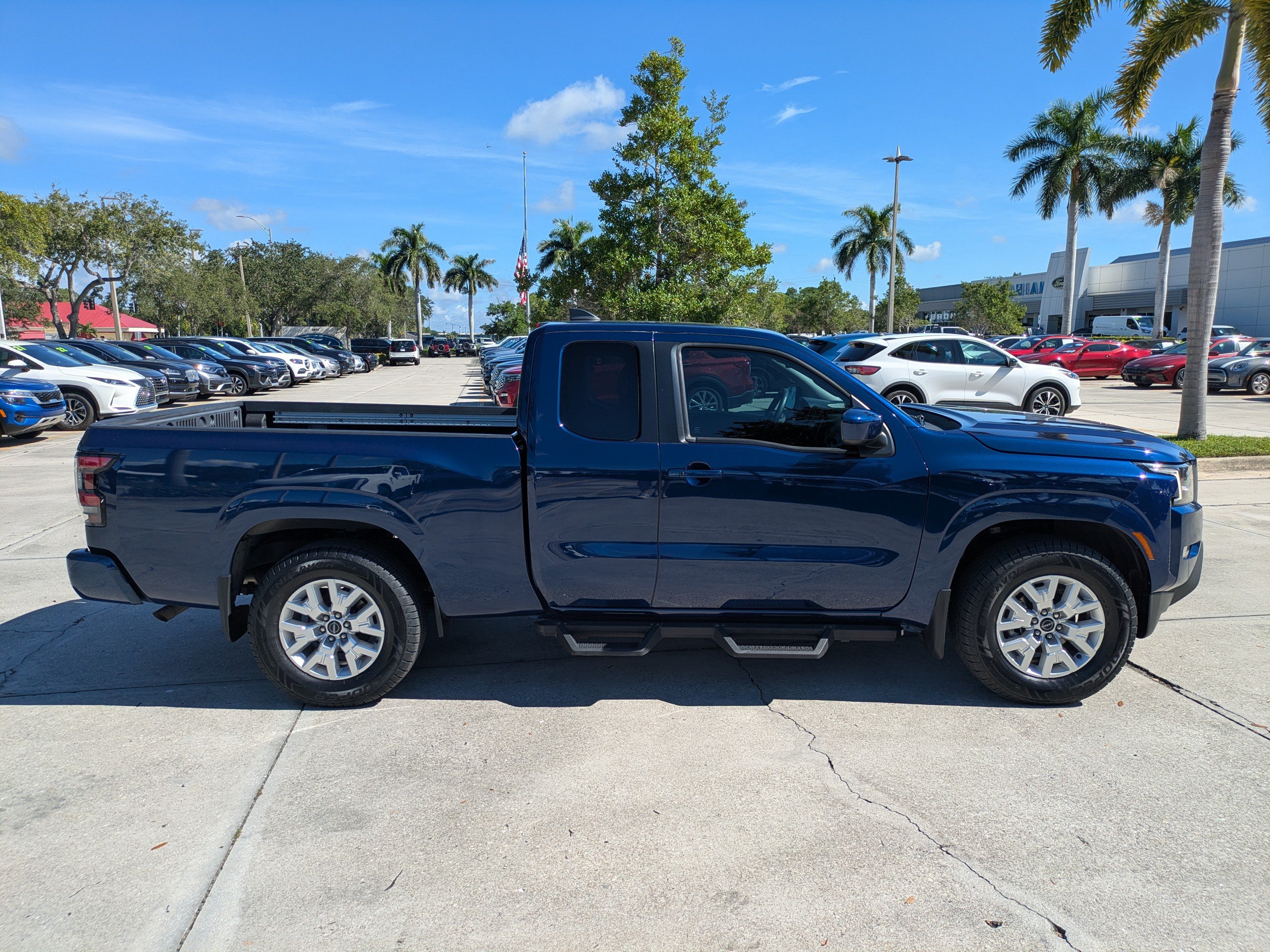 Used 2023 Nissan Frontier SV w/ SV Convenience Package RWD image 3