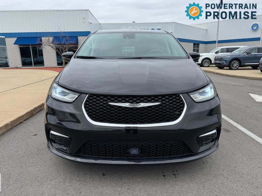 Used 2023 Chrysler Pacifica Touring-L FWD image 2