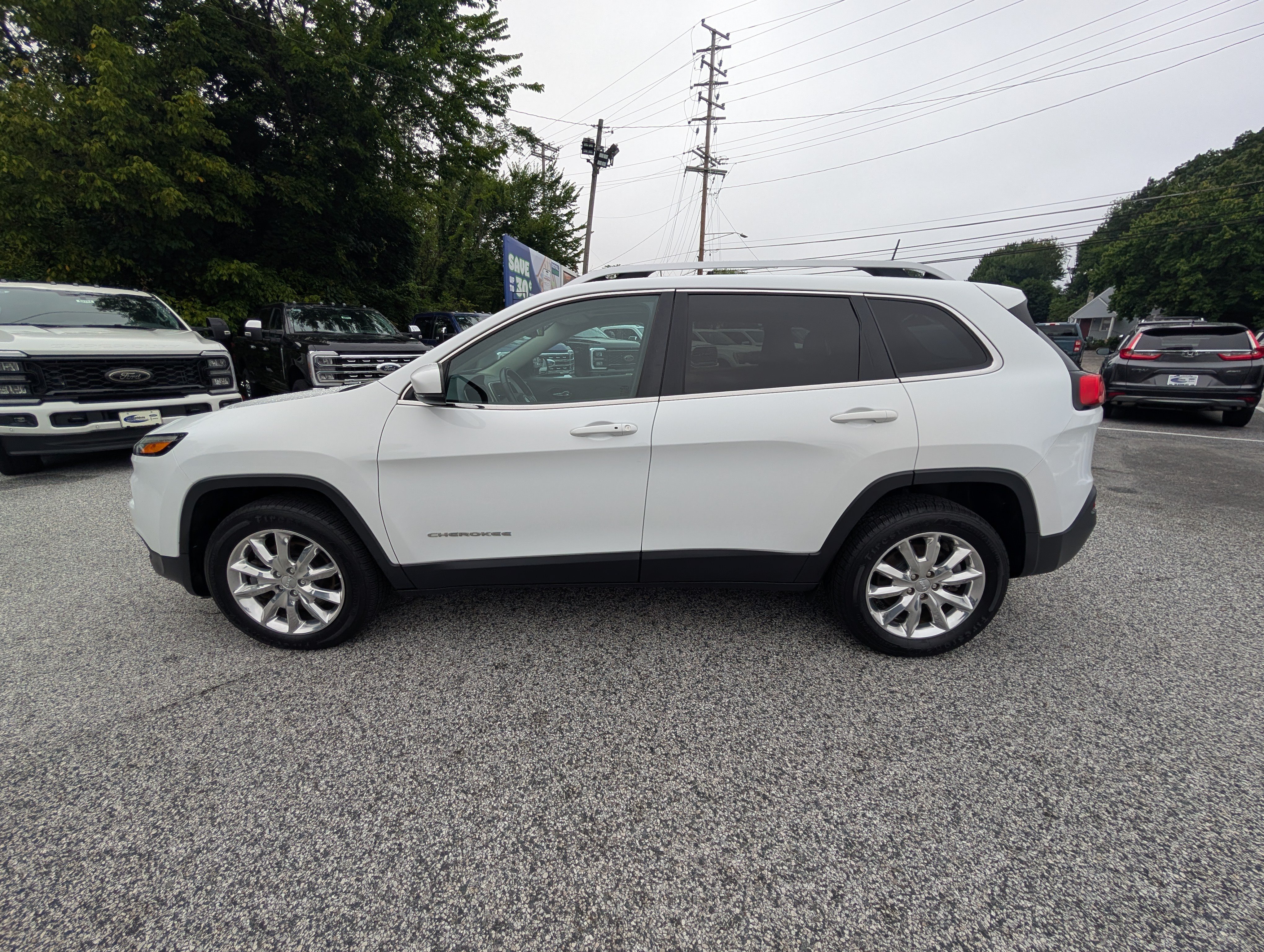 Used 2017 Jeep Cherokee Limited AWD/4WD image 3