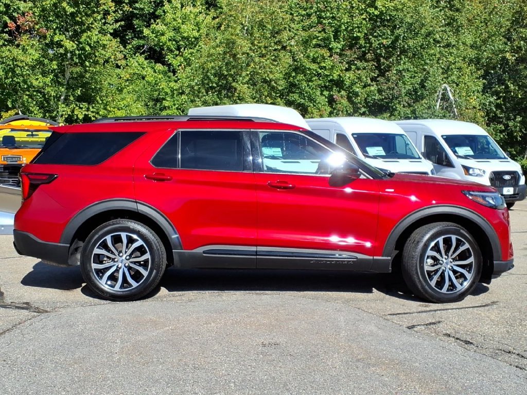 Certified 2025 Ford Explorer ST-Line AWD/4WD image 3