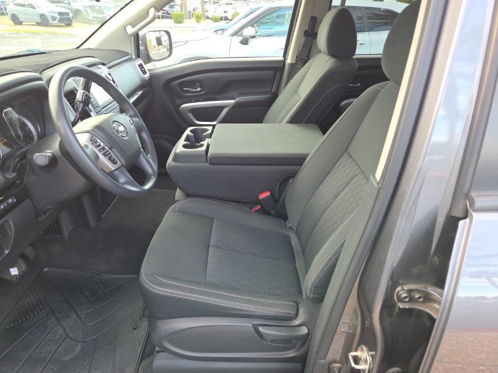 Used 2019 Nissan Titan SV image 5