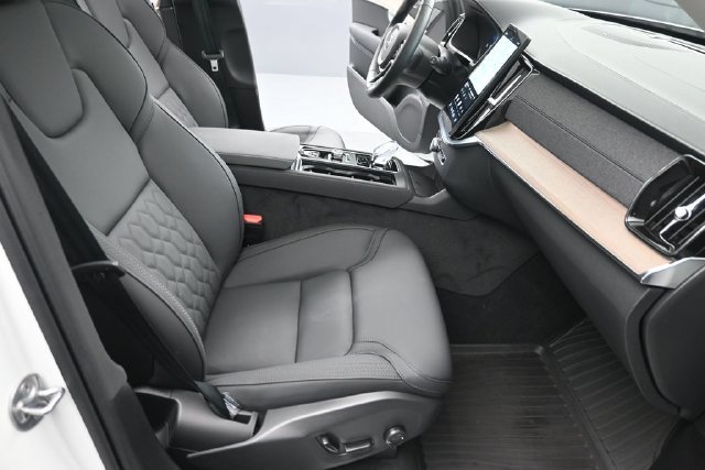 Used 2025 Volvo XC90 B6 Plus w/ Protection Package Premier AWD/4WD image 34