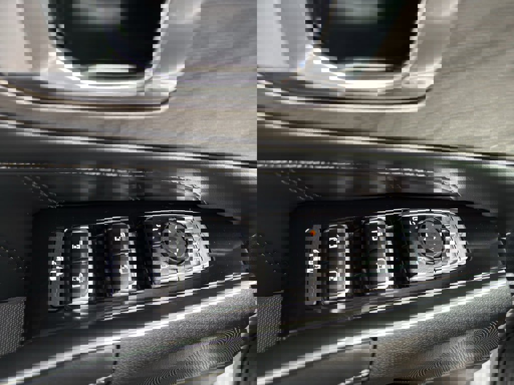 Used 2025 Kia Sorento SX image 15