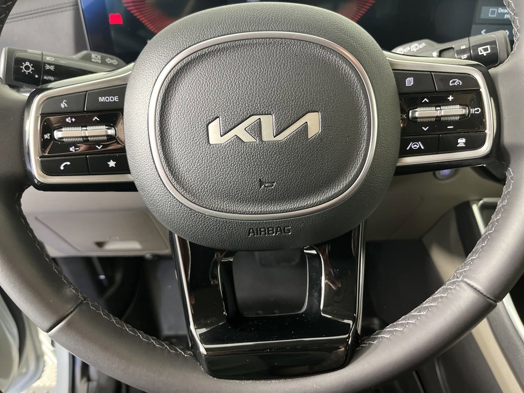 Used 2025 Kia Carnival EX image 15