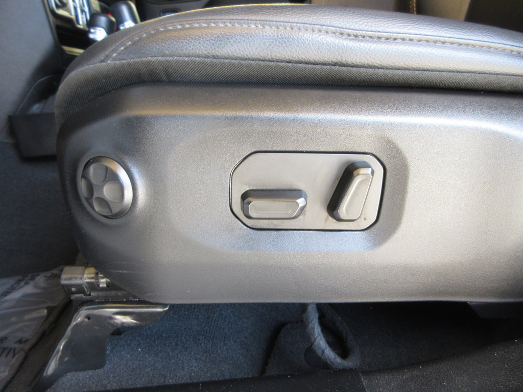 Used 2024 Jeep Wrangler Unlimited Sahara w/ Technology Group AWD/4WD image 12