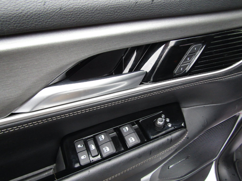 Used 2025 Jeep Wagoneer L Series II AWD/4WD image 27