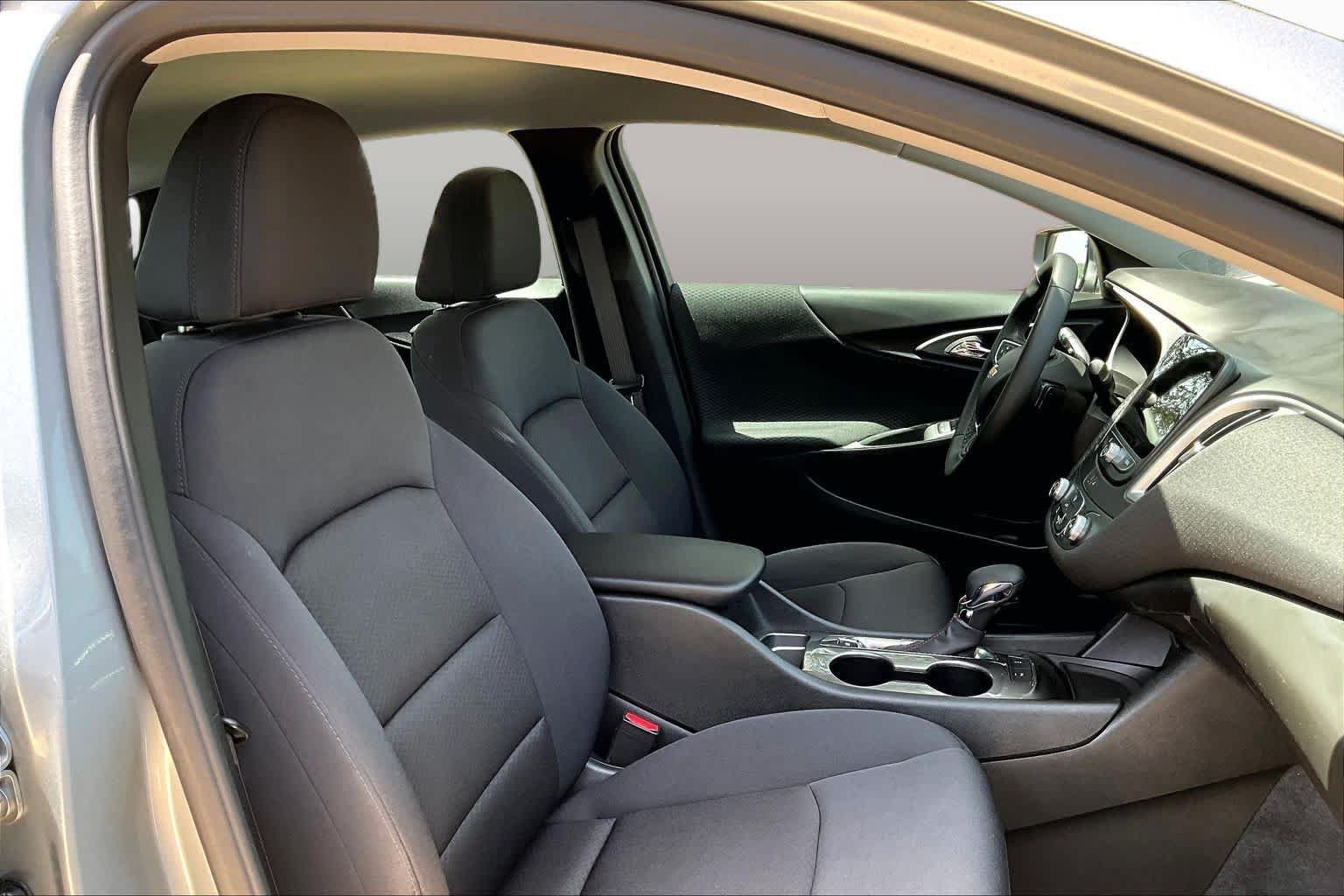 Used 2025 Chevrolet Malibu RS FWD image 11