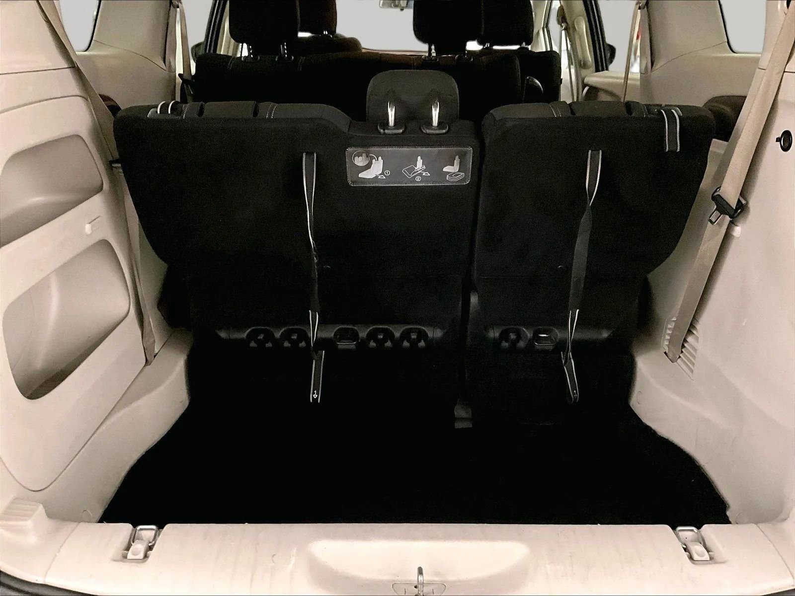 Used 2020 Chrysler Voyager L image 34