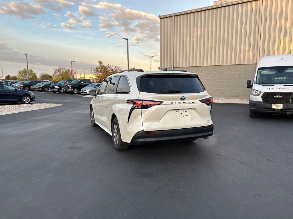Used 2021 Toyota Sienna XLE AWD/4WD image 8