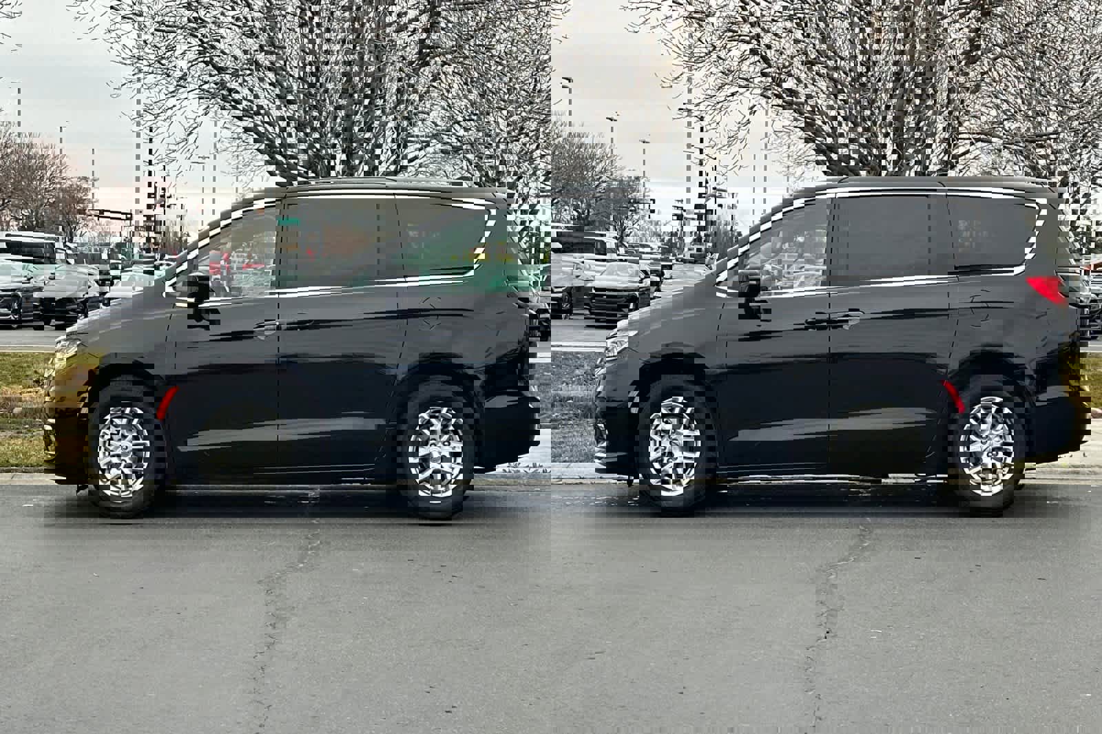 Used 2024 Chrysler Pacifica Touring-L image 5