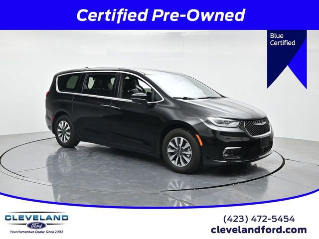 Used 2025 Chrysler Pacifica Select