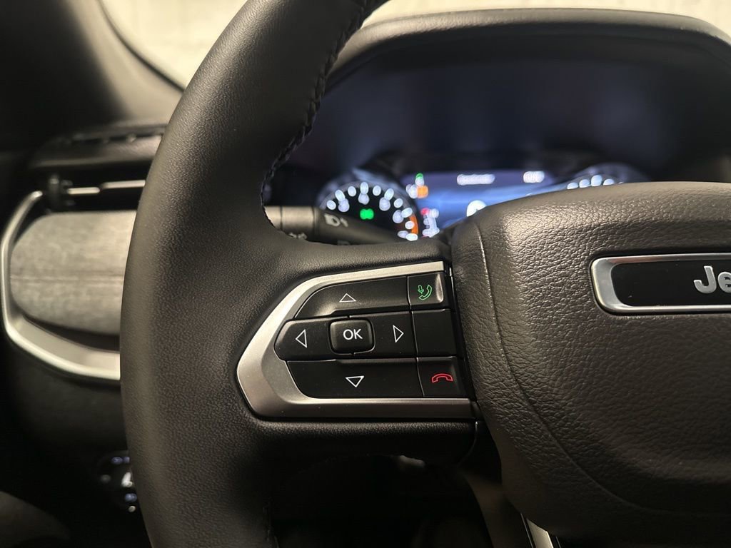 Used 2023 Jeep Compass Latitude image 41