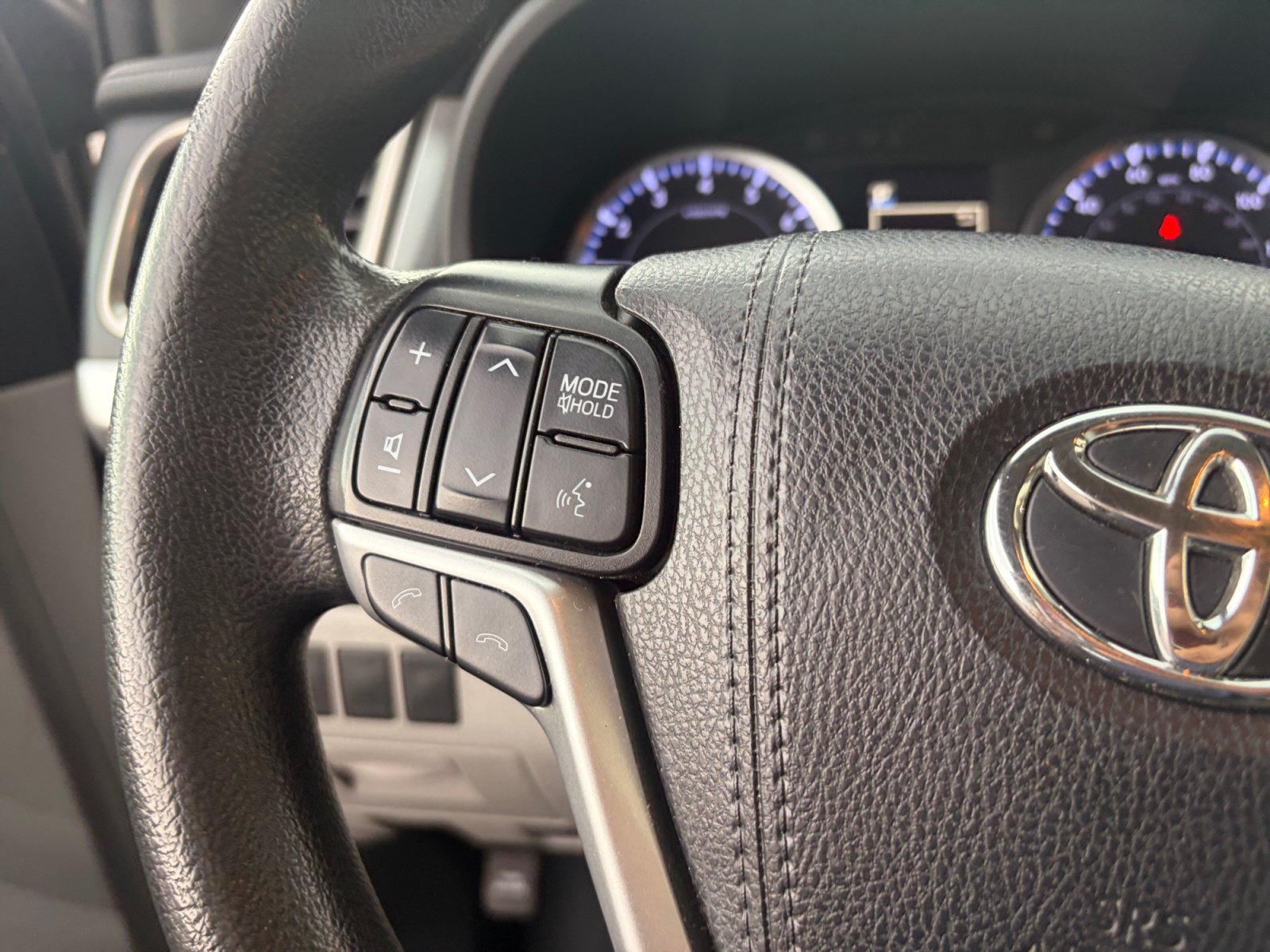 Used 2019 Toyota Highlander LE AWD/4WD image 10