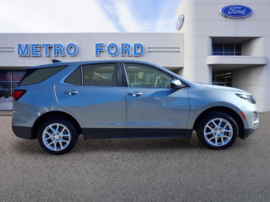 Used 2023 Chevrolet Equinox LT FWD image 2