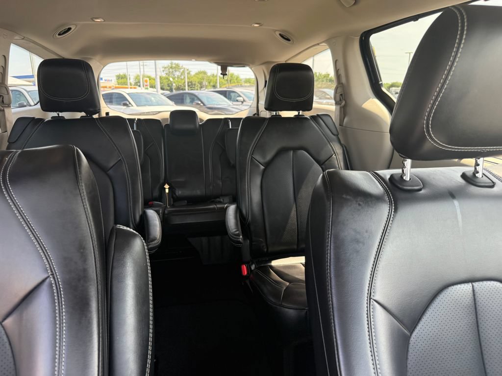 Used 2024 Chrysler Pacifica Touring-L FWD image 20