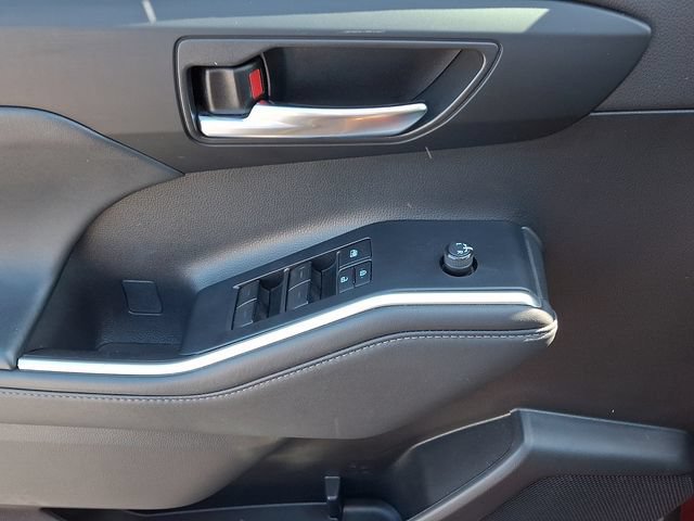 Used 2022 Toyota Highlander XLE AWD/4WD image 15