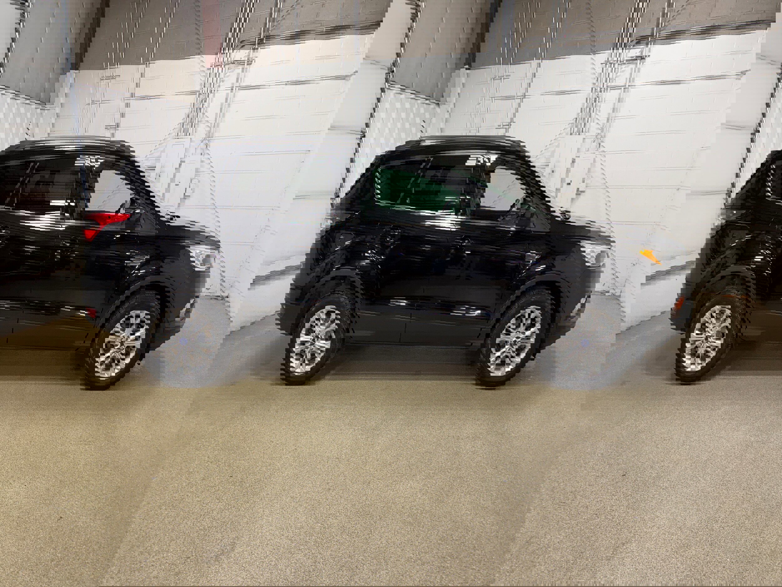 Certified 2018 Ford Escape SE w/ SE Sync 3 Package image 2