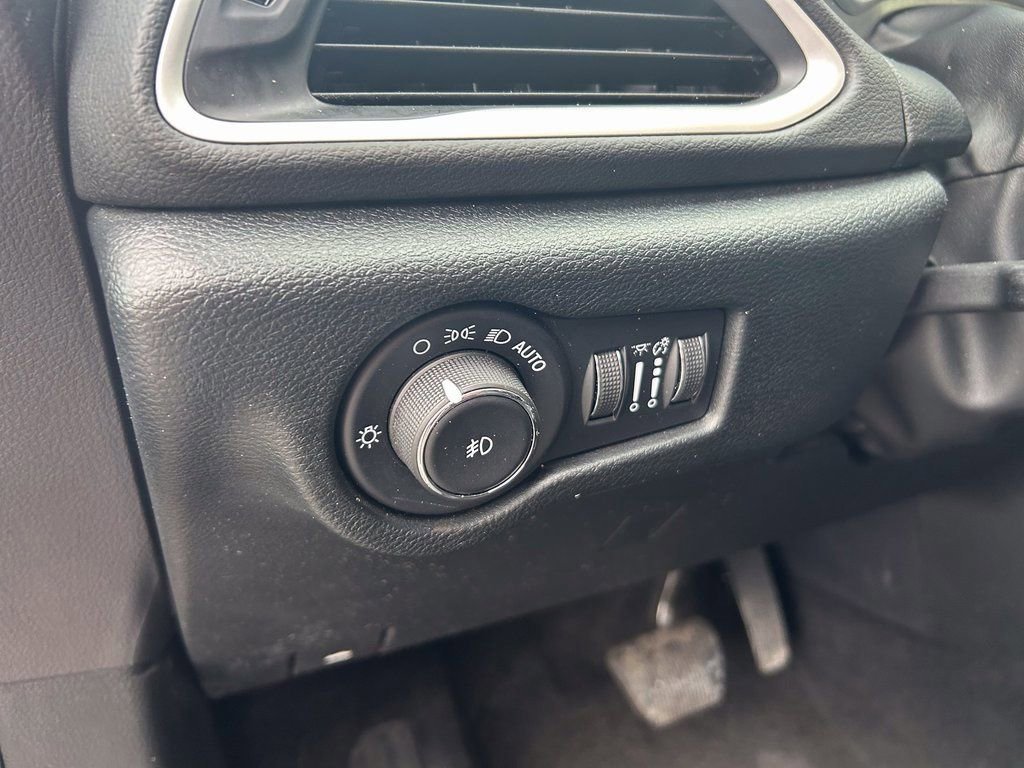 Used 2025 Chrysler Pacifica Select image 10