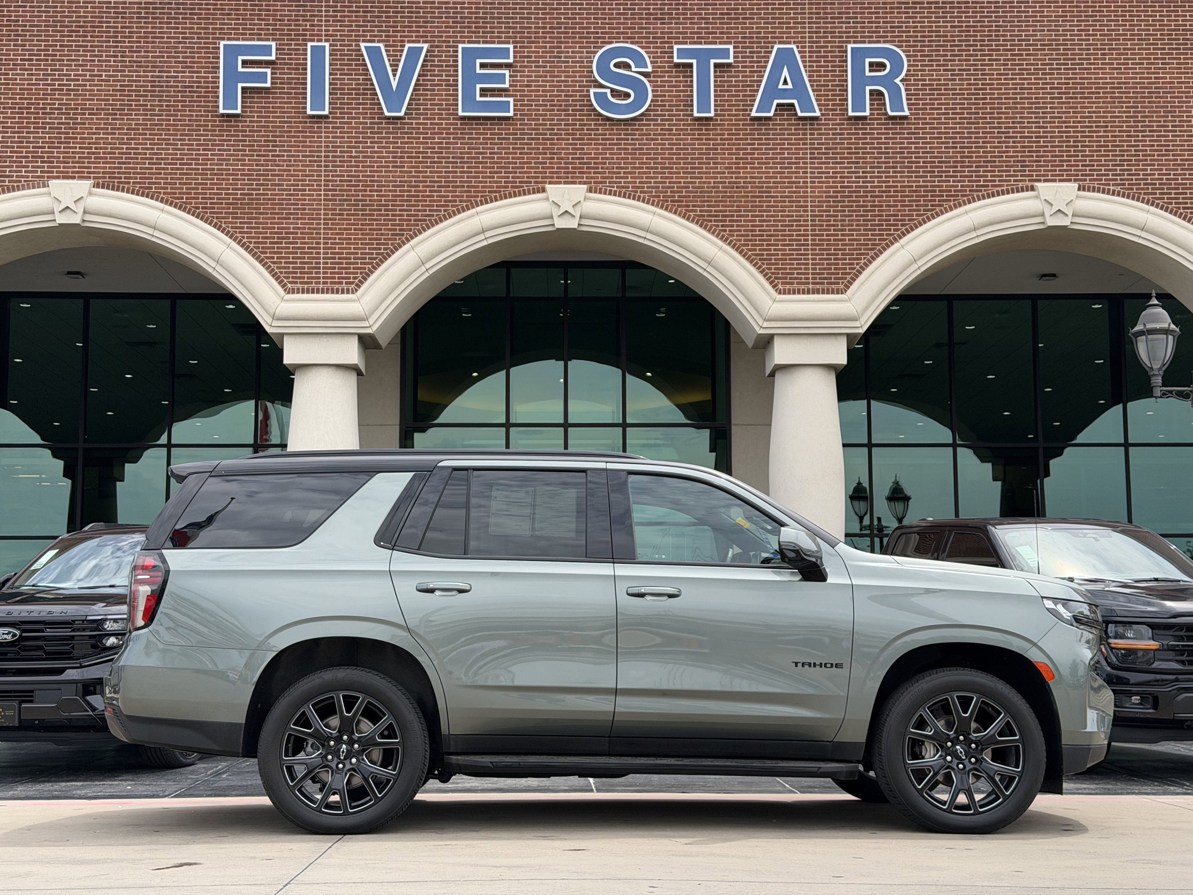 Used 2024 Chevrolet Tahoe RST w/ Luxury Package AWD/4WD image 3