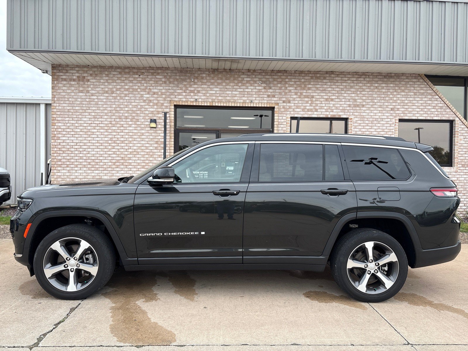 Used 2023 Jeep Grand Cherokee L Limited w/ Luxury Tech Group II AWD/4WD image 2