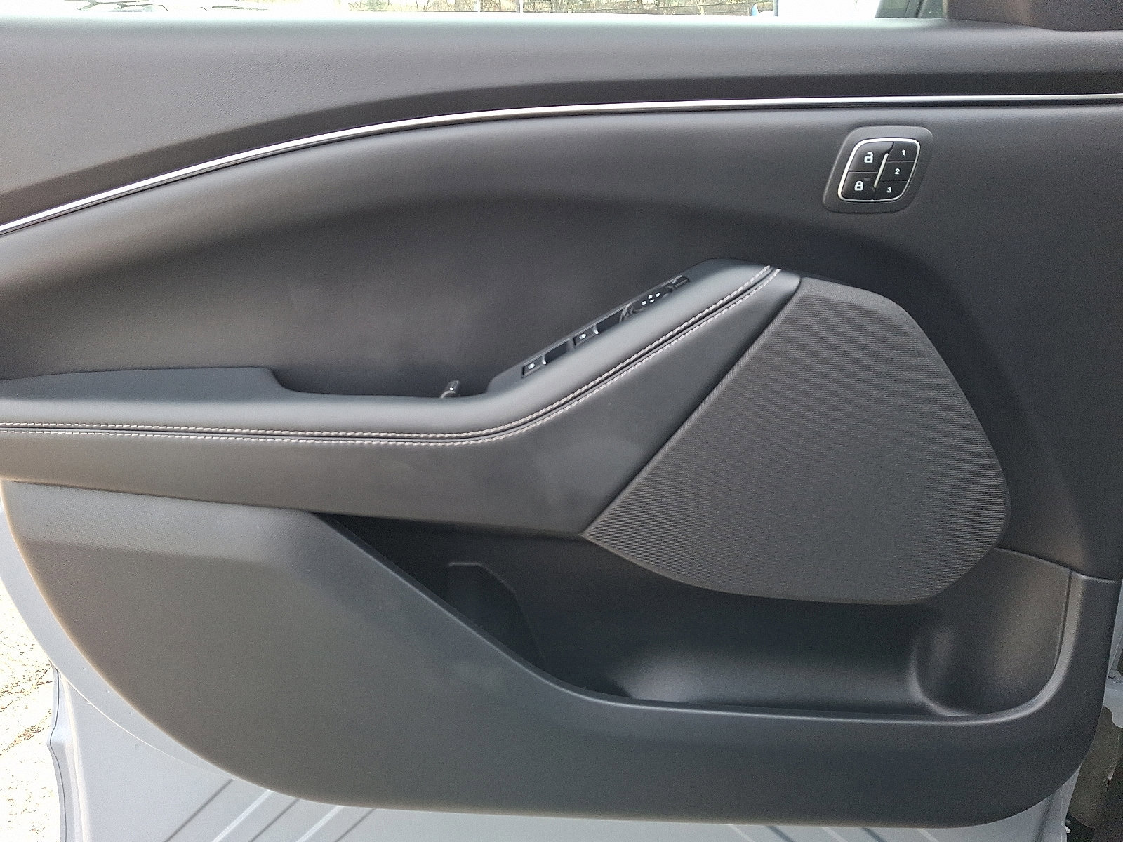 Certified 2025 Ford Mustang Mach-E Select w/ Comfort Package Lite image 12