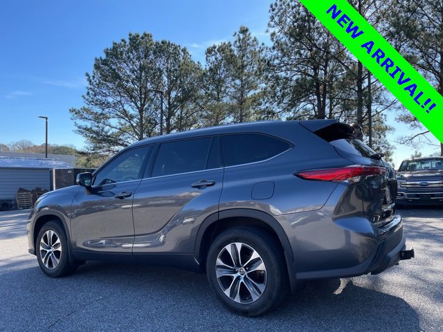 Used 2020 Toyota Highlander XLE image 2