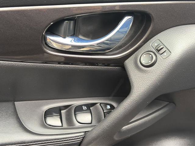 Used 2018 Nissan Rogue SV image 17