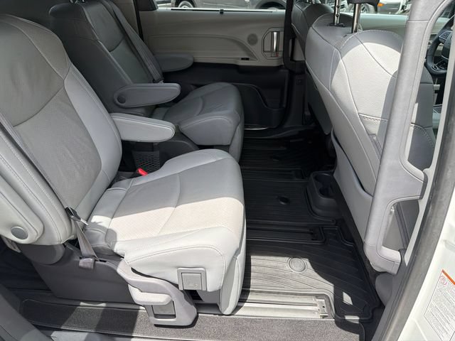 Used 2021 Toyota Sienna Limited FWD image 17
