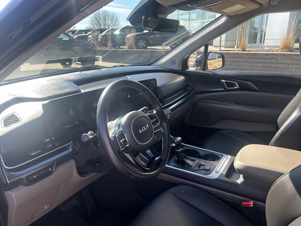 Used 2025 Kia Carnival image 8